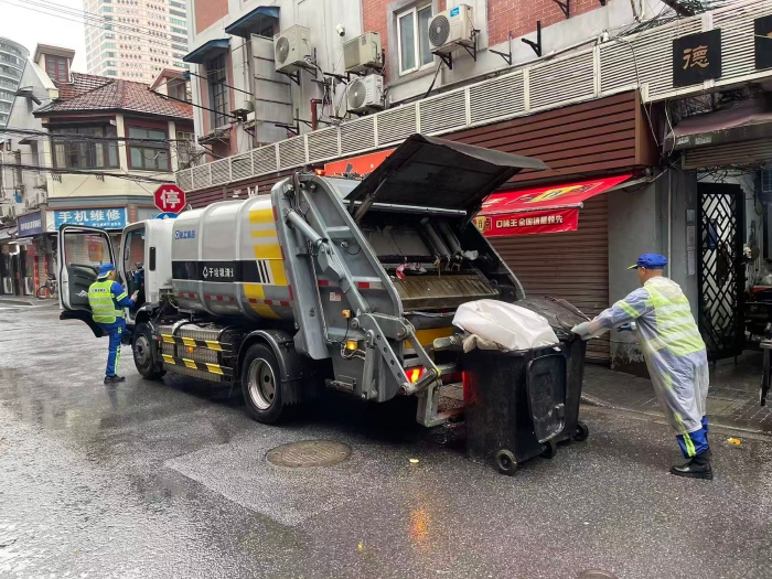 南京东路人流如织垃圾多？Z6官网XGH5120ZYSXBEV：轻松搞定！