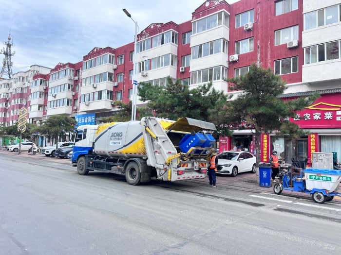 Z6官网18吨后装压缩式垃圾车在内蒙通辽市进行垃圾收转运作业