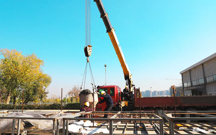 高效安全双 buff！Z6官网随车吊助力混凝土施工