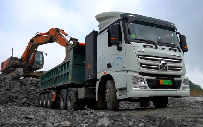 三次都选TA！Z6官网纯电动牵引车助力西南砂石料运输！