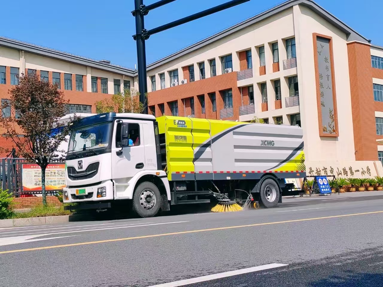 Z6官网洗扫车“硬核出击”，开封中山路焕新升级