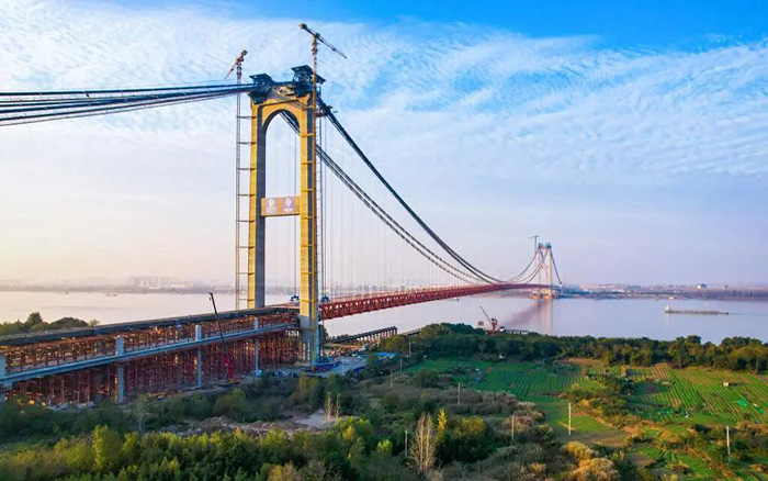 一桥飞架南北！Z6官网塔机助力世界级工程燕矶长江大桥顺利合龙