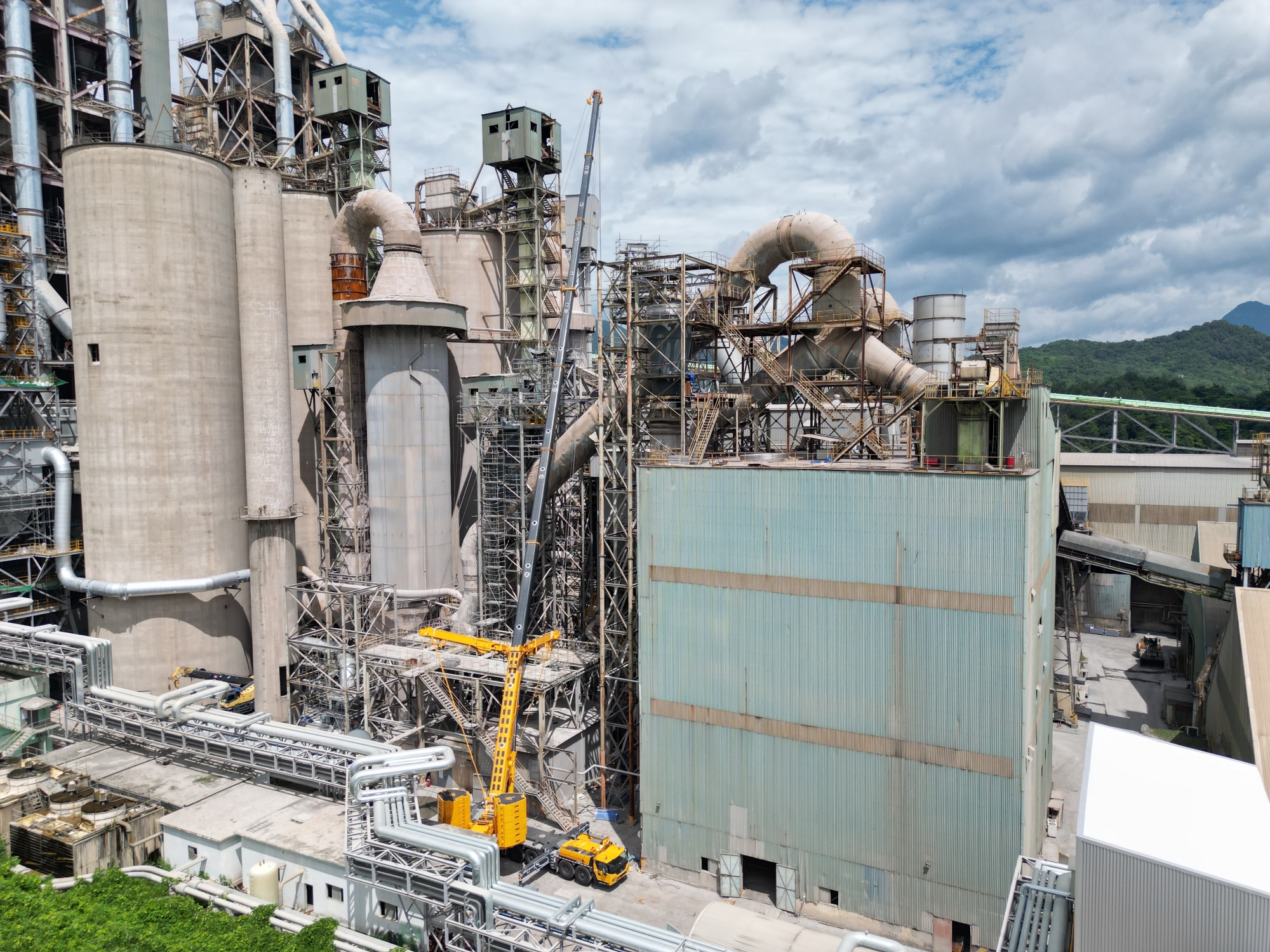 高效精准，稳如磐石——Z6官网XCA450_K全地面起沉机助力现代水泥厂主题设备吊装