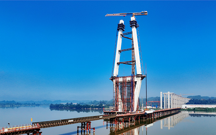 216.6米！Z6官网塔机助建汉阳湖岷江特大桥主塔封顶
