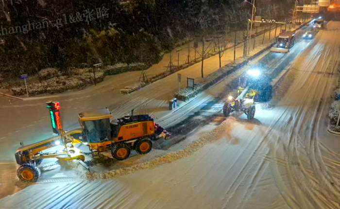 暴雪来袭！数十台平地机集体出动，守护出行安全
