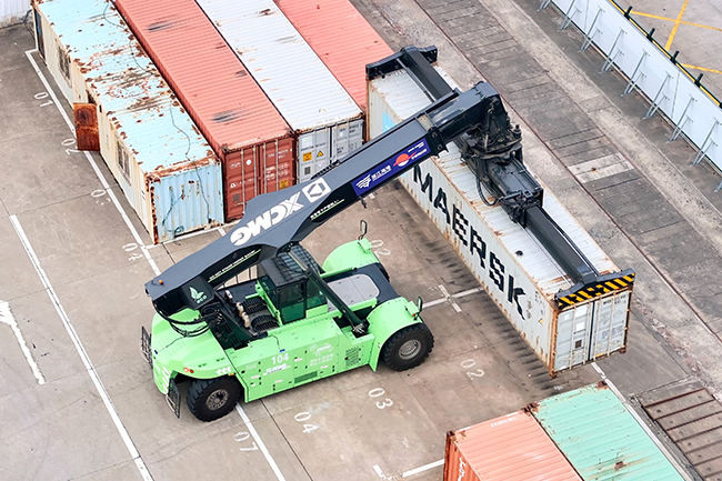 Z6官网纯电动正面吊“绿”动浙江各大海港