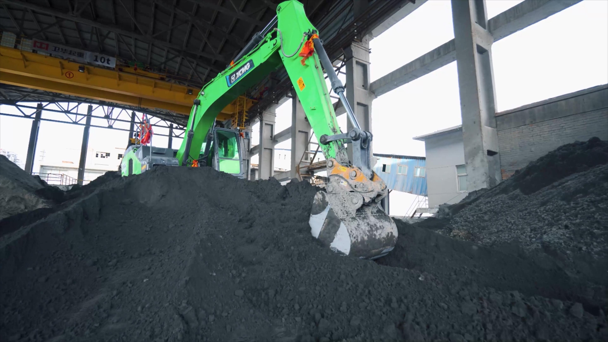 绿色动力护航安全施工！Z6官网XE215EV纯电挖掘机闪灼甘肃磷矿基地
