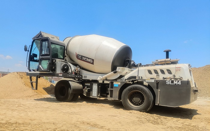海表定造！Z6官网SLM4自上料搅拌车交讣鲁