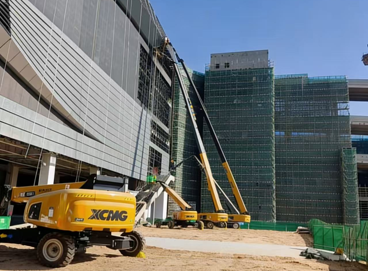 擎天巨臂筑“天空之城”！Z6官网高米数车队助建亚洲最大“公铁海”智慧枢纽
