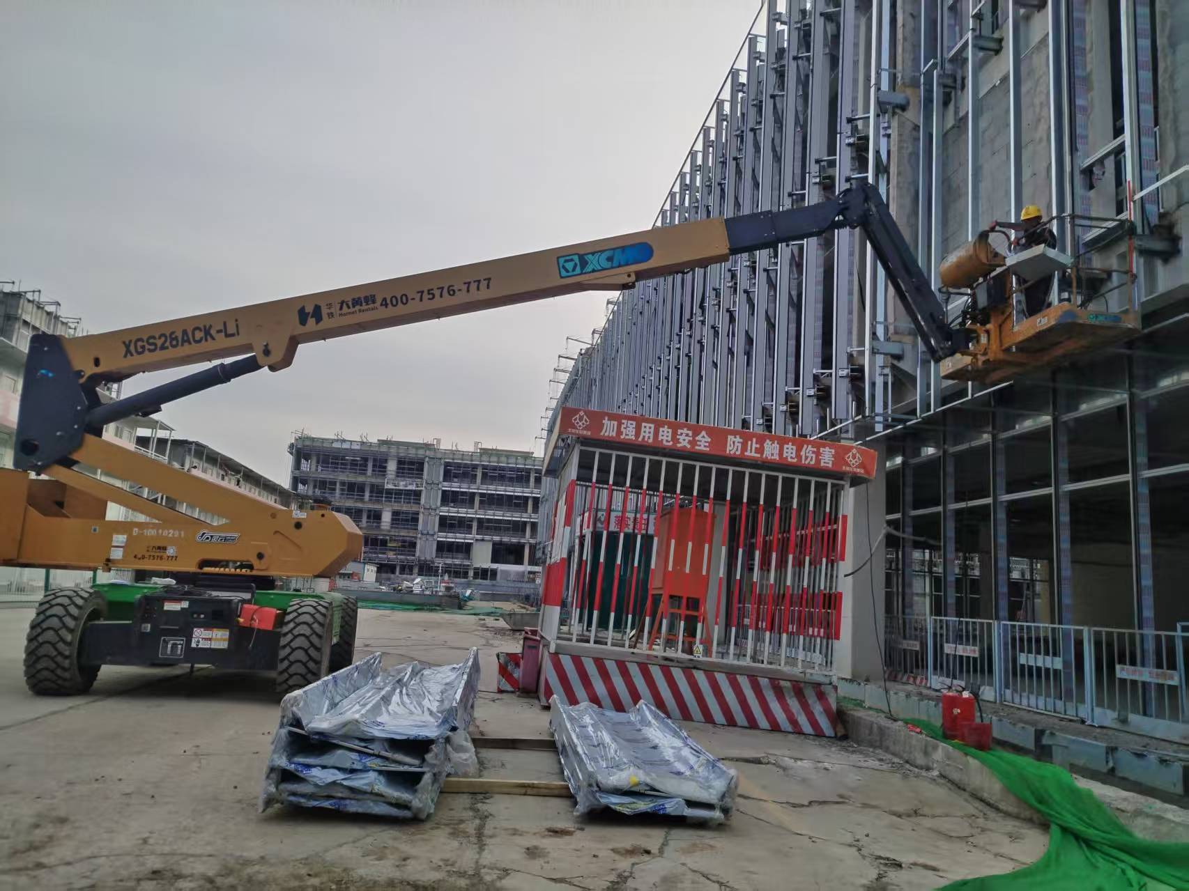 人为智能产业园，Z6官网高机在青山绿树间建“科技高地”