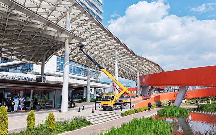 高空“精建”！Z6官网M系列高空作业车为西南擦亮城市封面