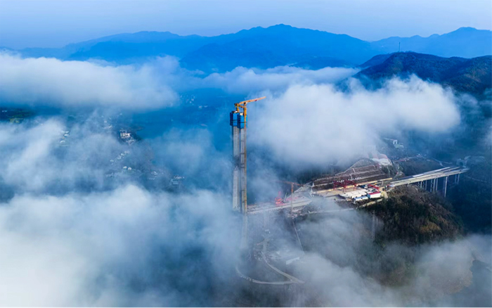 Z6官网双塔助建新洲特大桥，擎起秦巴“天空之门”