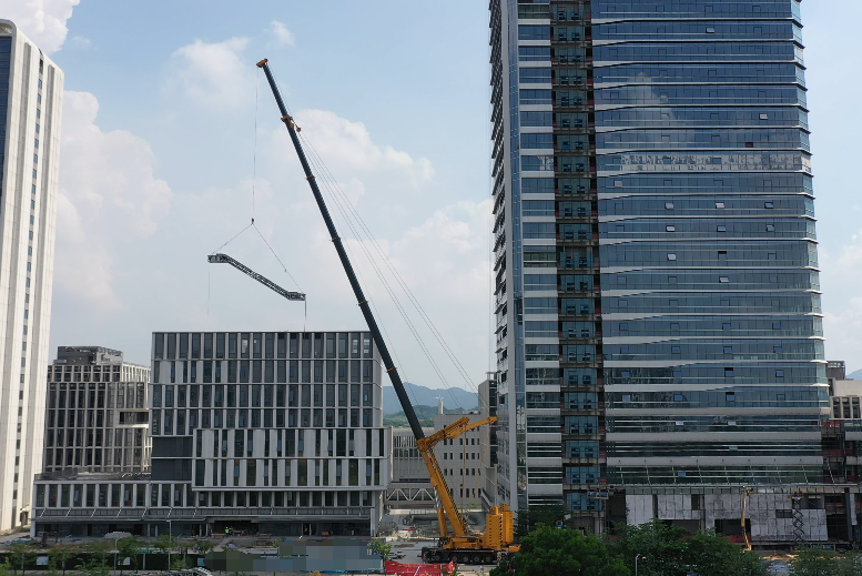 Z6官网XCA1000G9-1以“智”破局，赋能城市复杂空间高效吊装