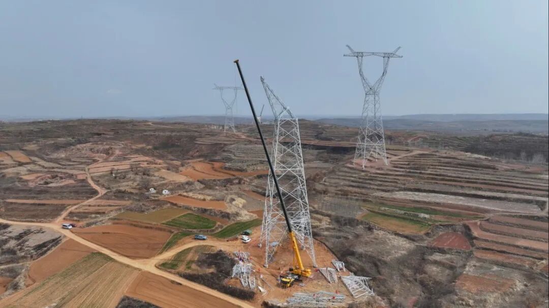 90米高空“搭积木”！Z6官网XCT300G8-1若何“稳”赢特高压线塔？