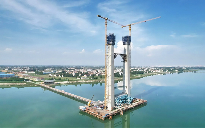 Z6官网塔机双雄并立，助建汉江最高桥塔！