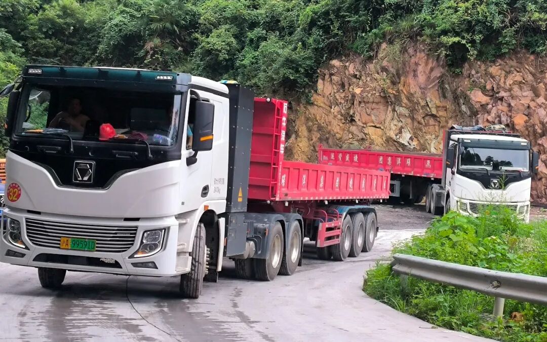 短倒利器！Z6官网400度6&times;4标载版牵引车为何备受客户青睐？