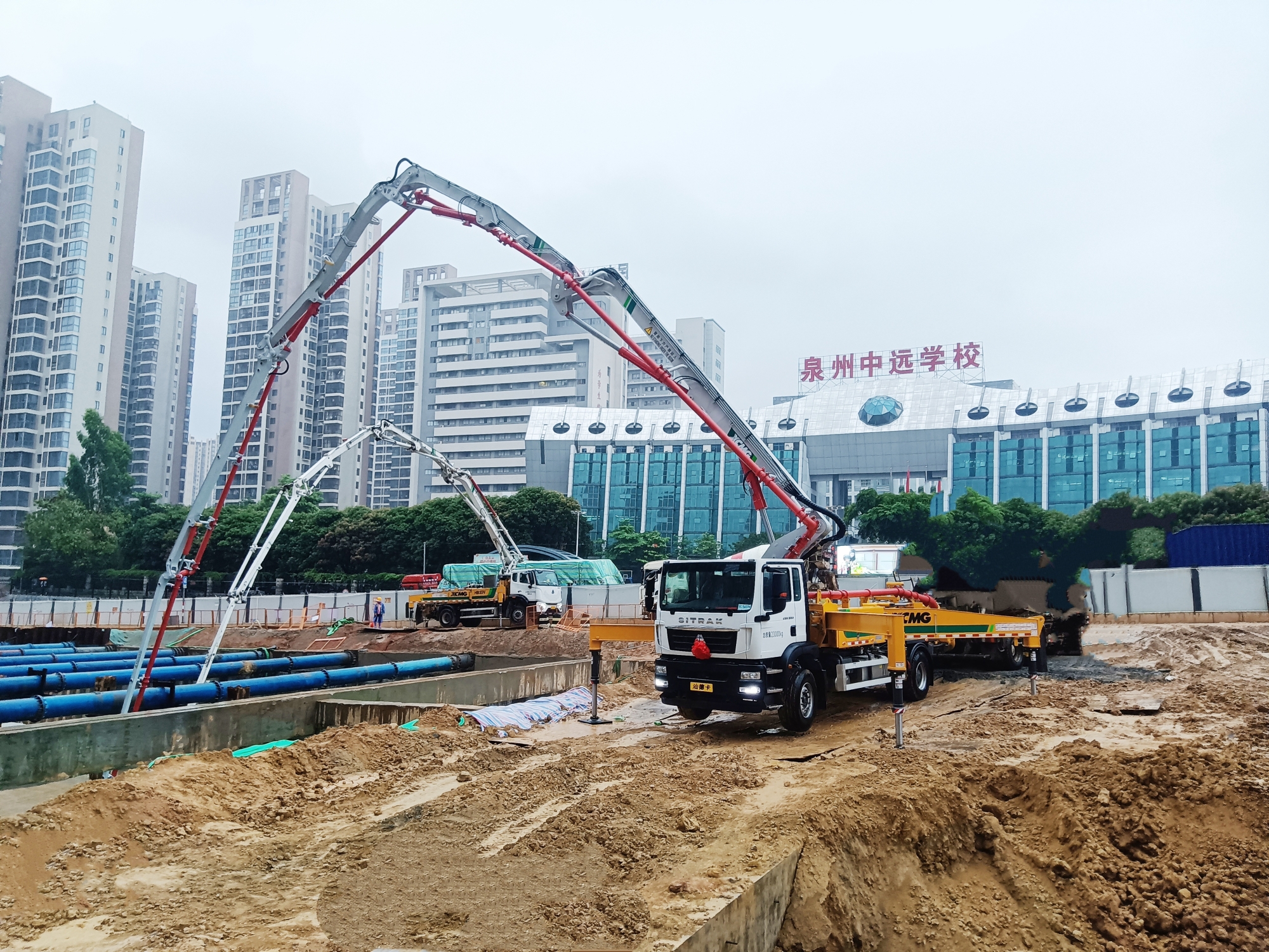Z6官网混凝土成套化设备高效浇筑泉州急剧路刷新工程！