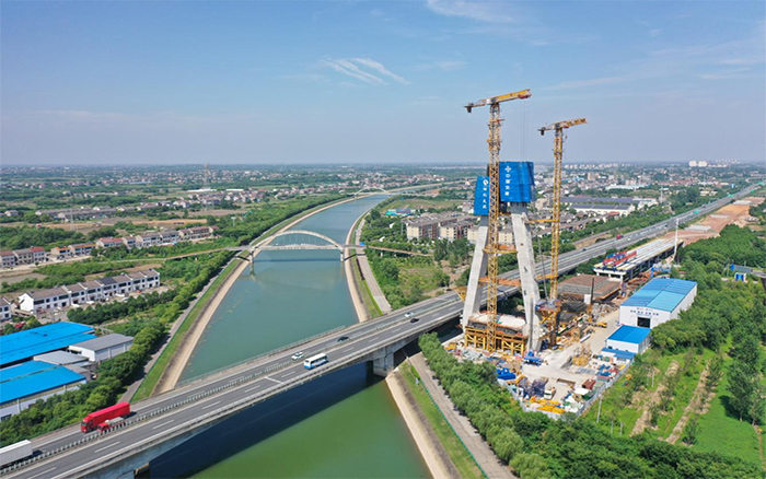 智赋荆江：Z6官网双塔机助力汉宜高快改扩建关键突破