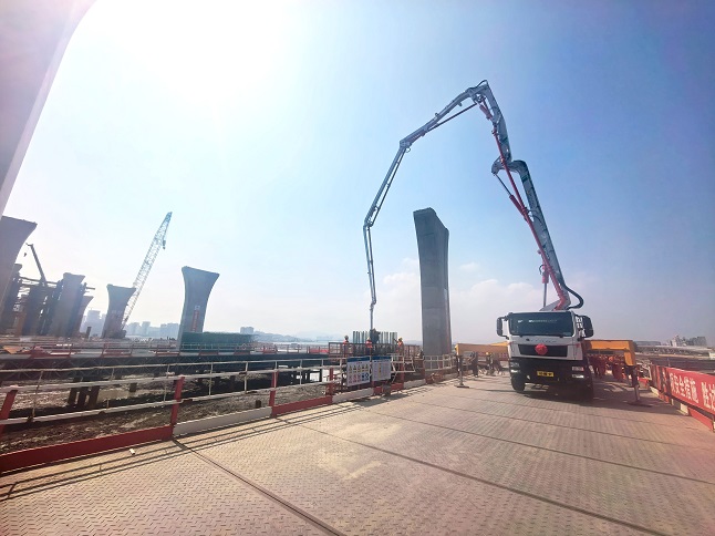 潮汐不等人！Z6官网HB37V泵车“见缝插针”浇筑跨海大桥