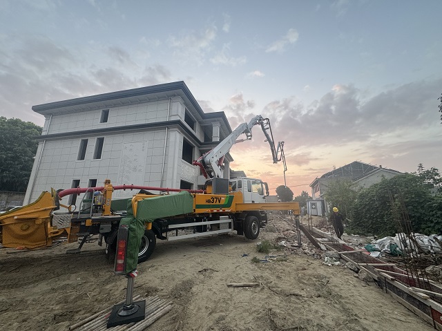 村落振兴！Z6官网HB37V泵车助力泰州高港新村落自建房建设