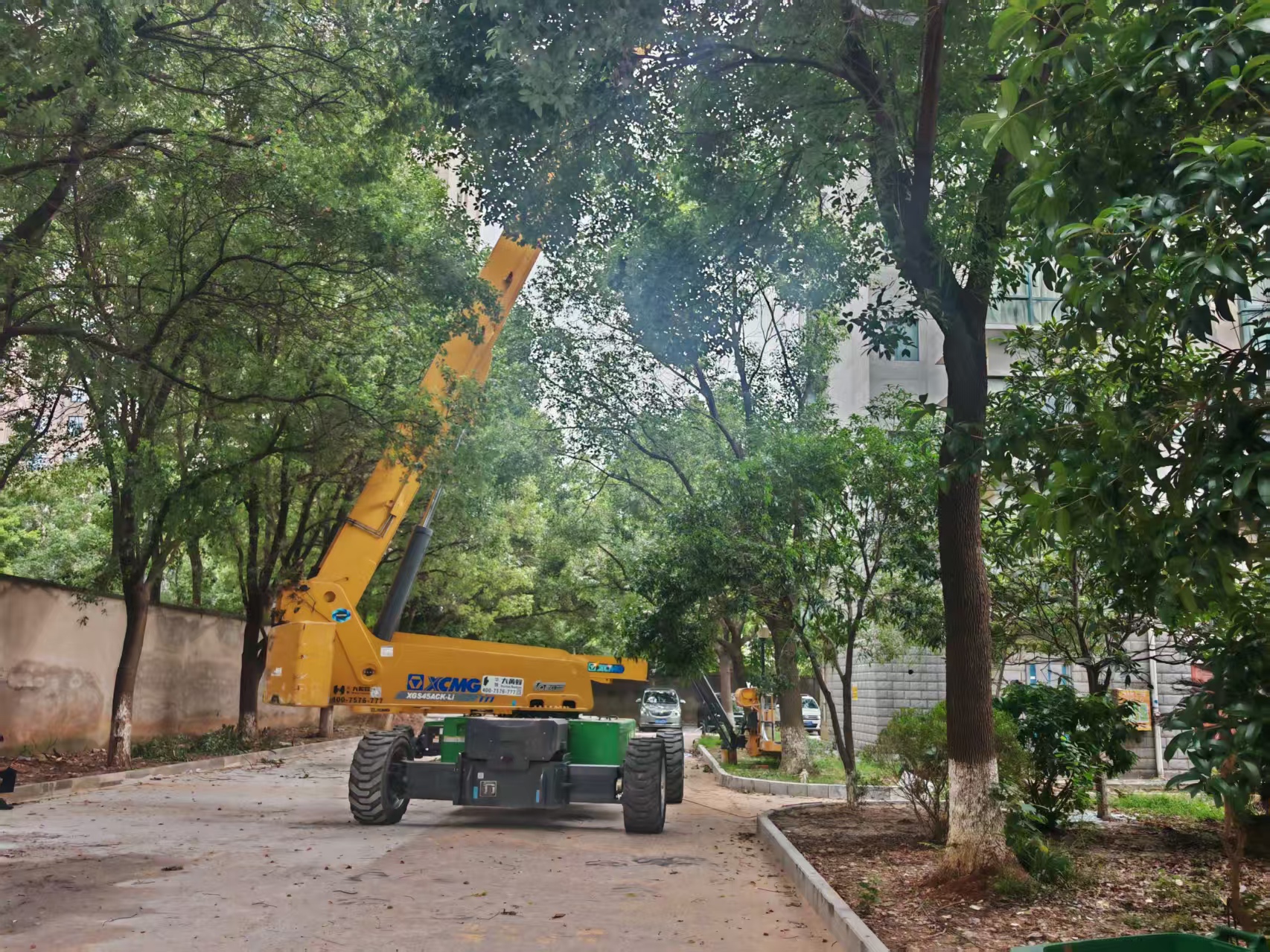 树障林立高层作业难？Z6官网高空作业平台解锁旧改新步骤